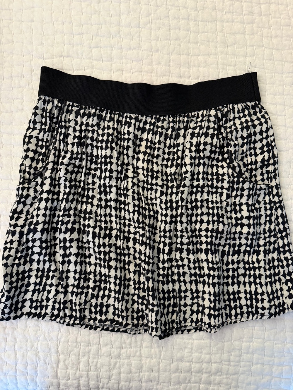 Forever 21 Black and White Printed Mini Skirt with Pockets, M